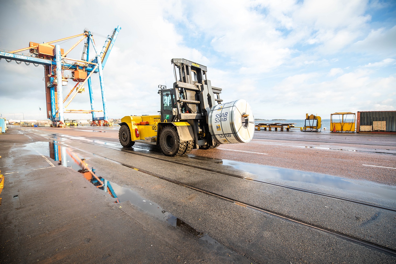 STRONG HYSTER TRUCKS FOR METAL COIL HANDLING AT OXELOSUNDS HAMN IN SWEDEN B