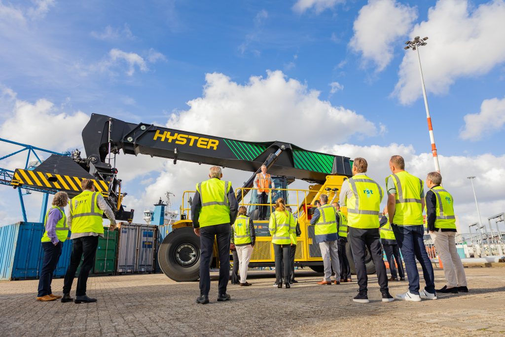 Team-observing-RST-HFC-ReachStacker